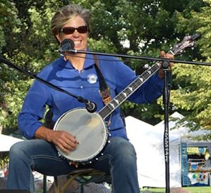 Mia Edsall playing banjo